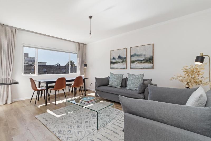 Affordable Comfort in Sea Point Retreat - image 1