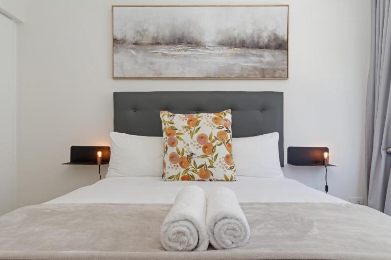 Affordable Comfort in Sea Point Retreat - image 2