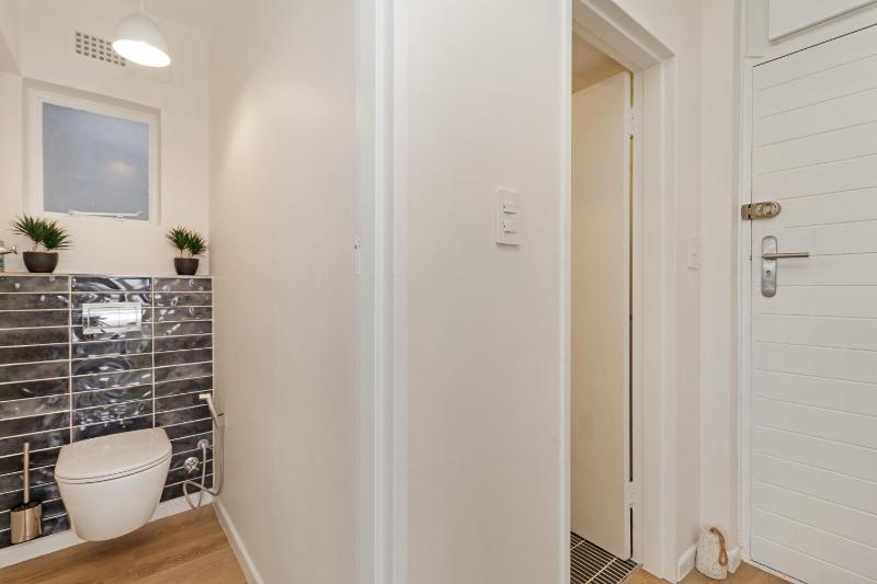 Affordable Comfort in Sea Point Retreat - image 8