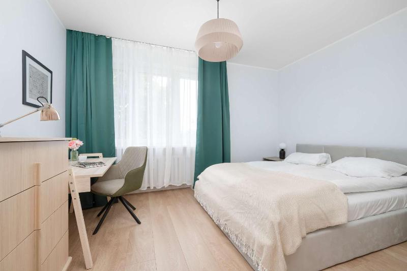 Azure Apartment Teatralna with Air Conditioning in Wrocław by Noclegi Renters - image 8