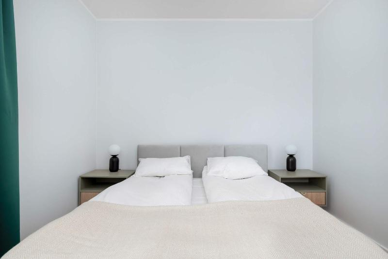 Azure Apartment Teatralna with Air Conditioning in Wrocław by Noclegi Renters - image 12
