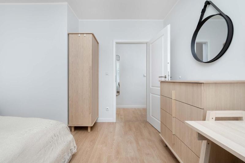Azure Apartment Teatralna with Air Conditioning in Wrocław by Noclegi Renters - image 4