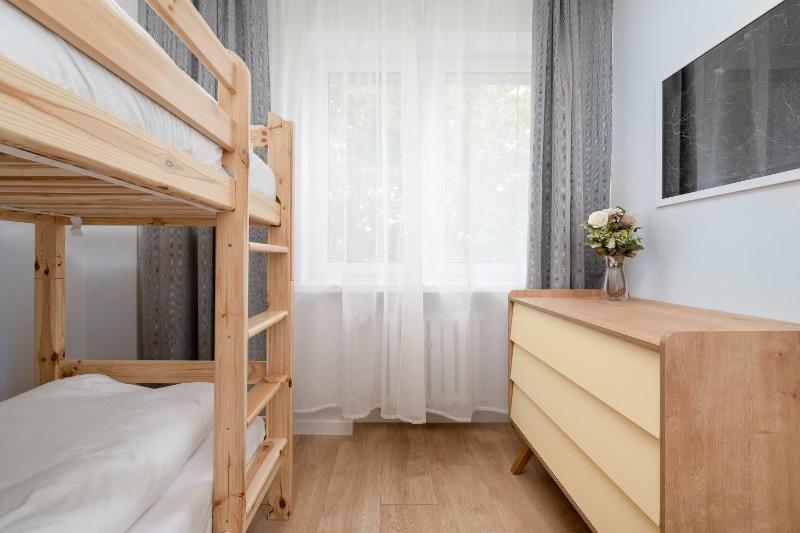 Azure Apartment Teatralna with Air Conditioning in Wrocław by Noclegi Renters - image 25