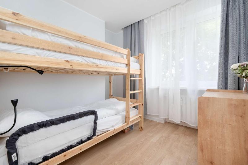 Azure Apartment Teatralna with Air Conditioning in Wrocław by Noclegi Renters - image 24