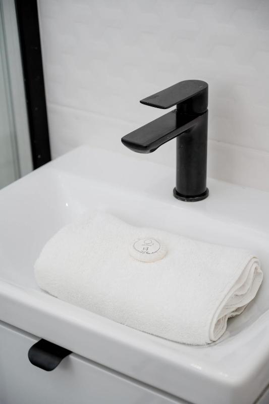 Azure Apartment Teatralna with Air Conditioning in Wrocław by Noclegi Renters - image 10