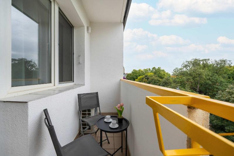 Azure Apartment Teatralna with Air Conditioning in Wrocław by Noclegi Renters - image 22