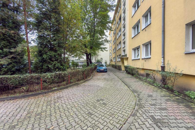 Azure Apartment Teatralna with Air Conditioning in Wrocław by Noclegi Renters - image 30