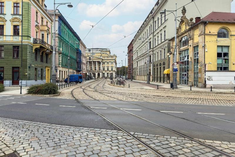 Azure Apartment Teatralna with Air Conditioning in Wrocław by Noclegi Renters - image 19