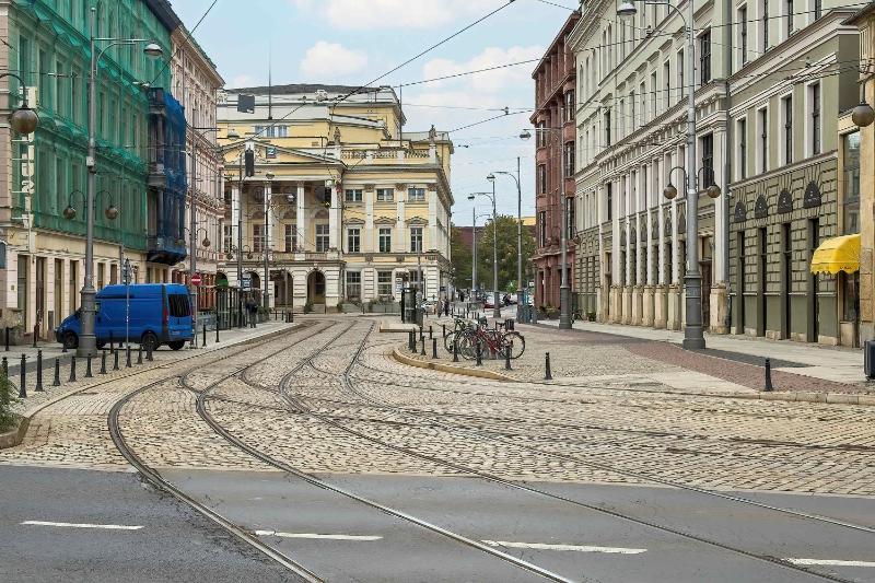Azure Apartment Teatralna with Air Conditioning in Wrocław by Noclegi Renters - image 16