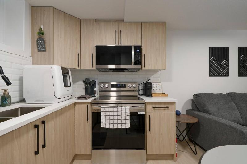 Modern Suite by Hospital 2 Near Transit Wi-Fi Netflix - image 17