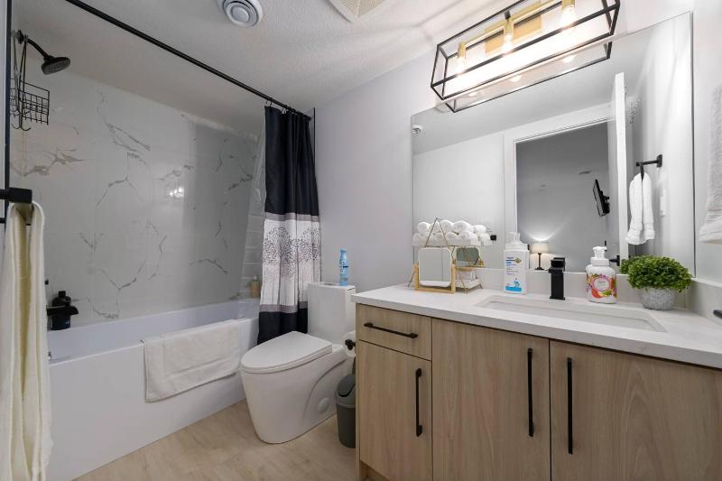 Modern Suite by Hospital 2 Near Transit Wi-Fi Netflix - image 14