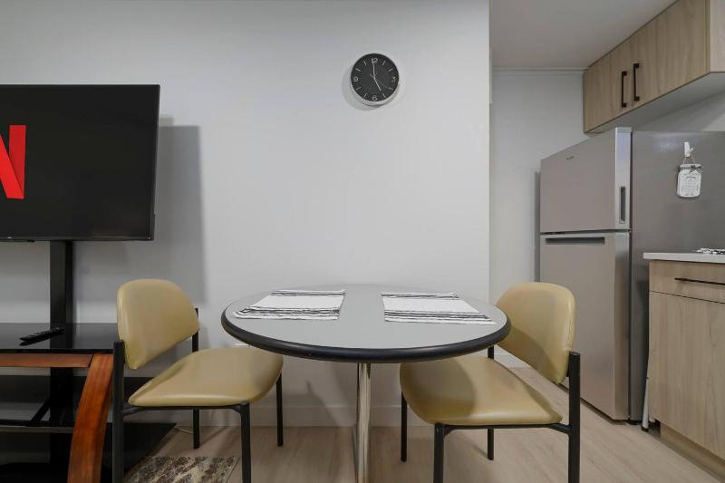 Modern Suite by Hospital 2 Near Transit Wi-Fi Netflix - image 18