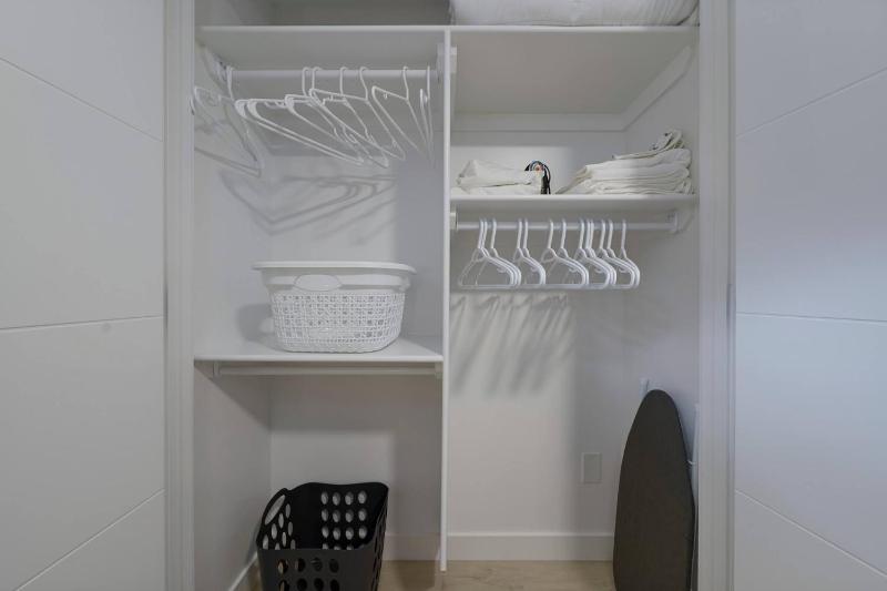 Modern Suite by Hospital 2 Near Transit Wi-Fi Netflix - image 11