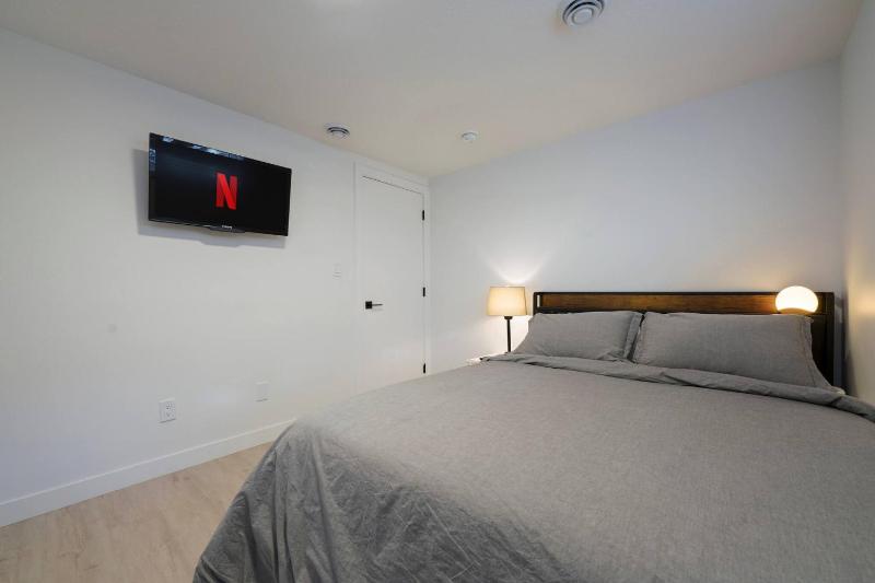 Modern Suite by Hospital 2 Near Transit Wi-Fi Netflix - image 3