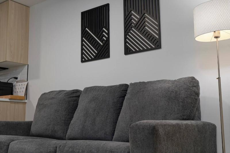 Modern Suite by Hospital 2 Near Transit Wi-Fi Netflix - image 13