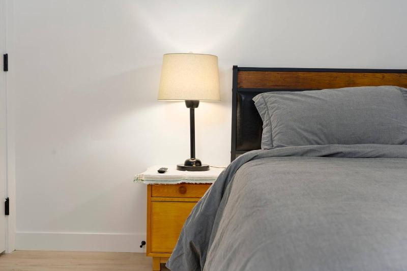 Modern Suite by Hospital 2 Near Transit Wi-Fi Netflix - image 10