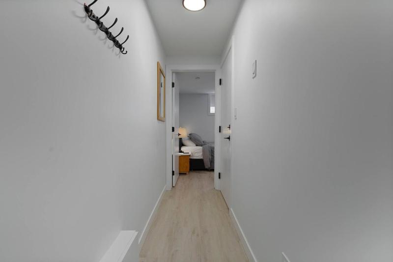 Modern Suite by Hospital 2 Near Transit Wi-Fi Netflix - image 19