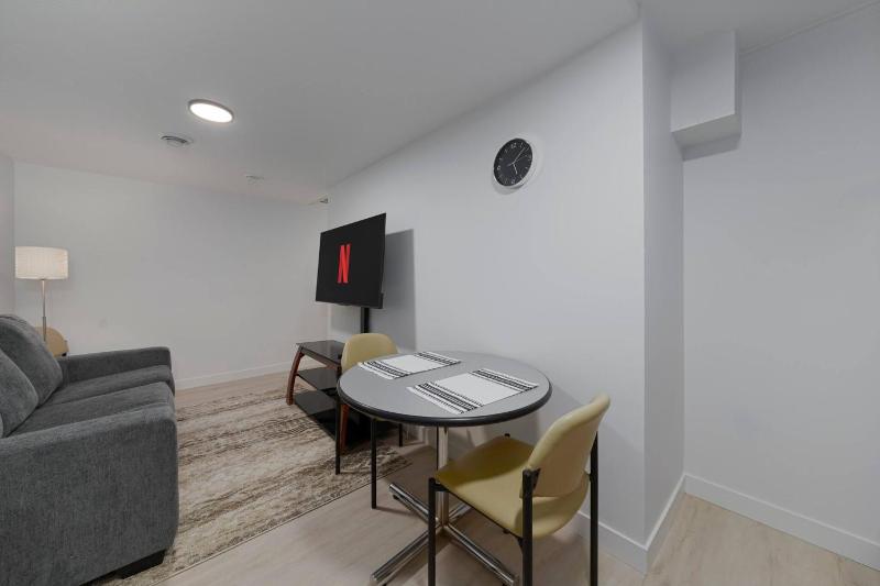 Modern Suite by Hospital 2 Near Transit Wi-Fi Netflix - image 9