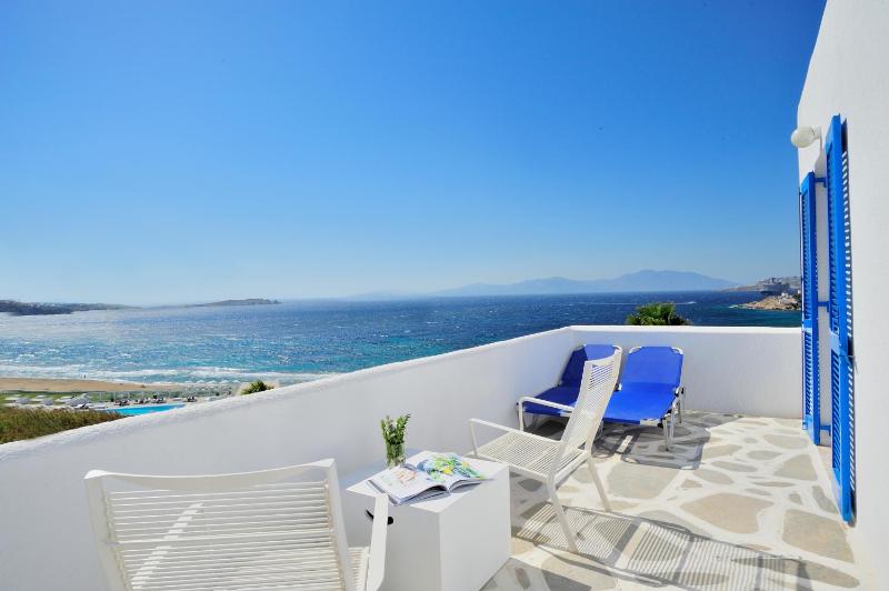 Deluxe Double Room with Sea View image 2