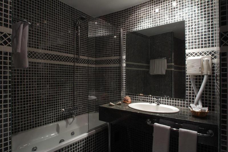 Twin Room image 3