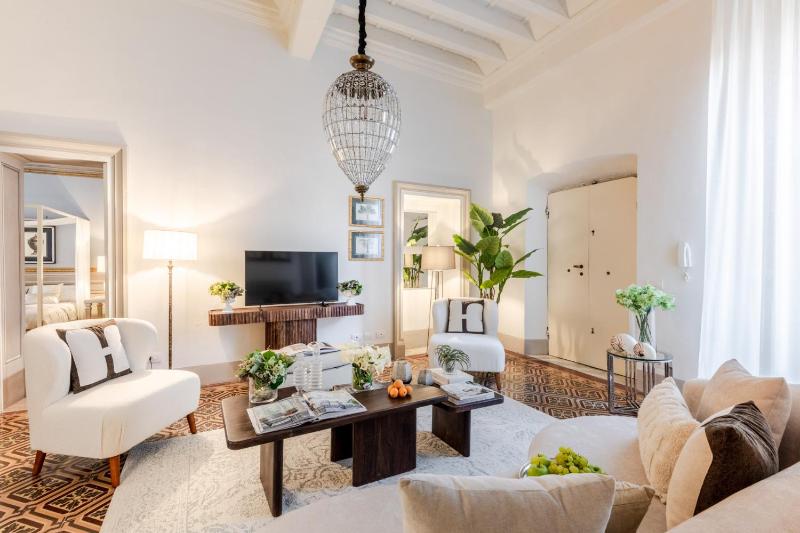 The Frescoed Tale 3 Bedrooms Apartment - image 2