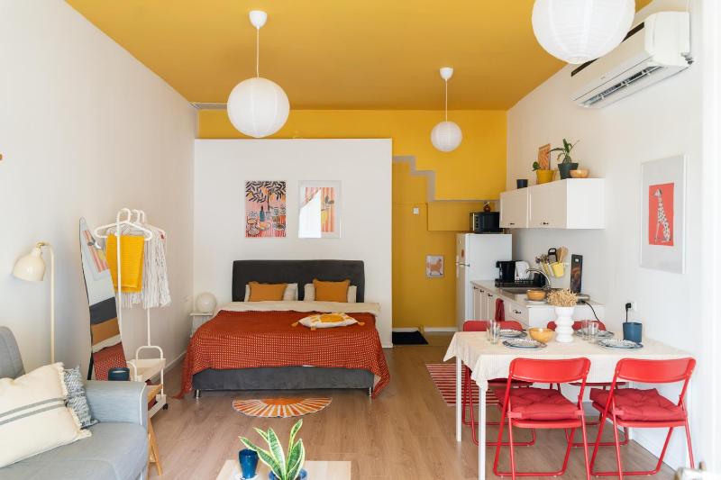 Dotan's Boutique Studios - By The Beach! - image 1