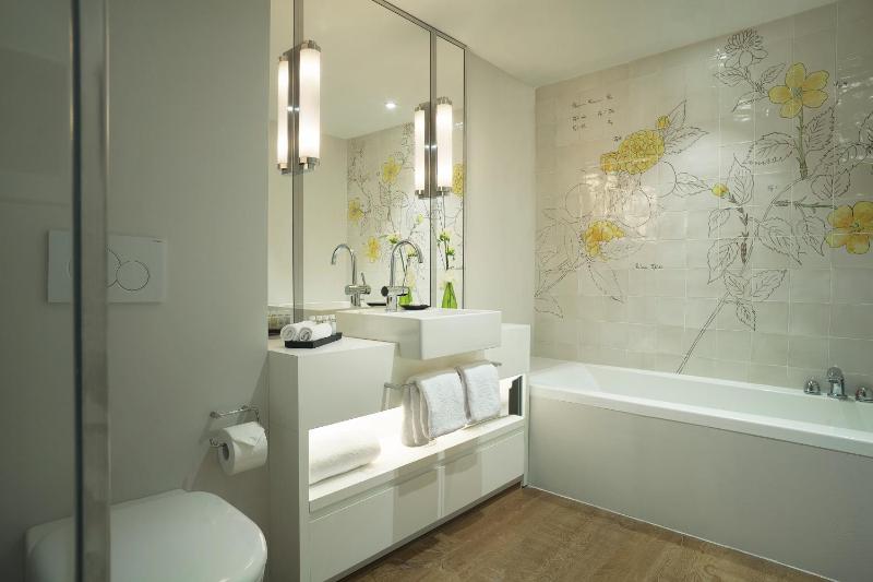 Deluxe Double or Twin Room image 4