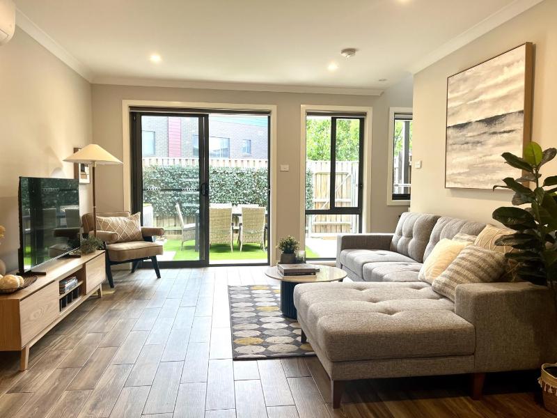 Stylish Townhouse with Private Courtyard - image 14