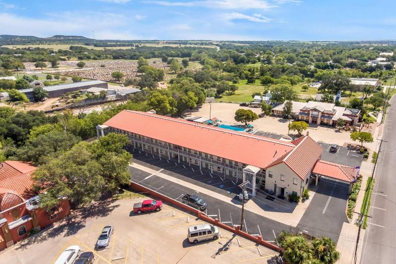 Super 8 by Wyndham Fredericksburg - image 9
