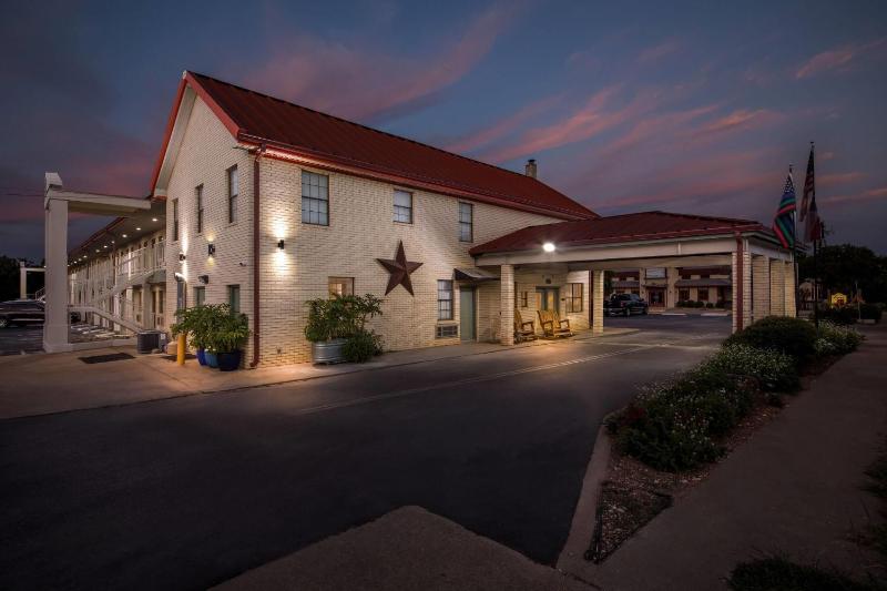 Super 8 by Wyndham Fredericksburg - image 1