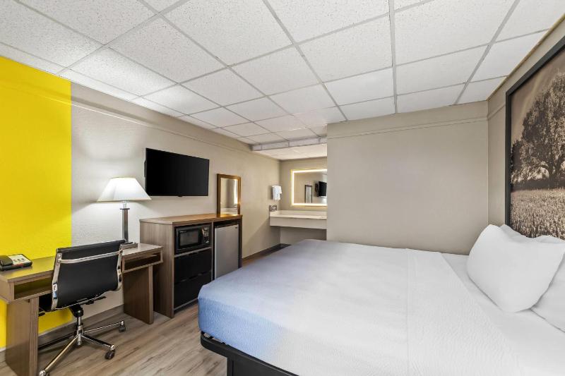 Super 8 by Wyndham Fredericksburg - image 2