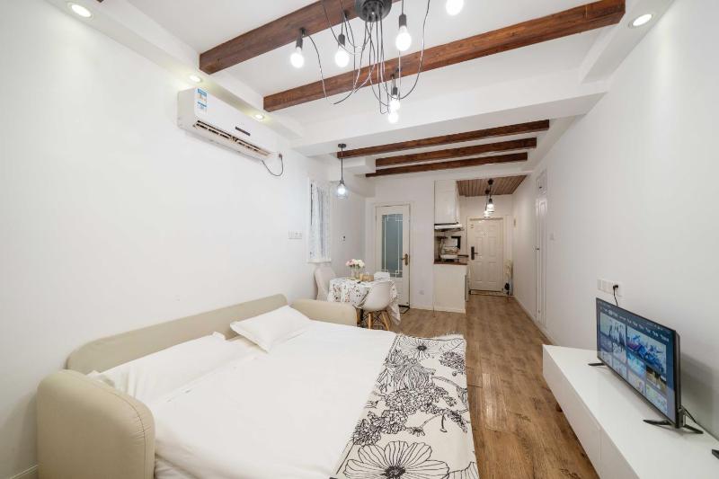 YueYang - Spacious Bright Flat with Private Wooden Courtyard - image 5
