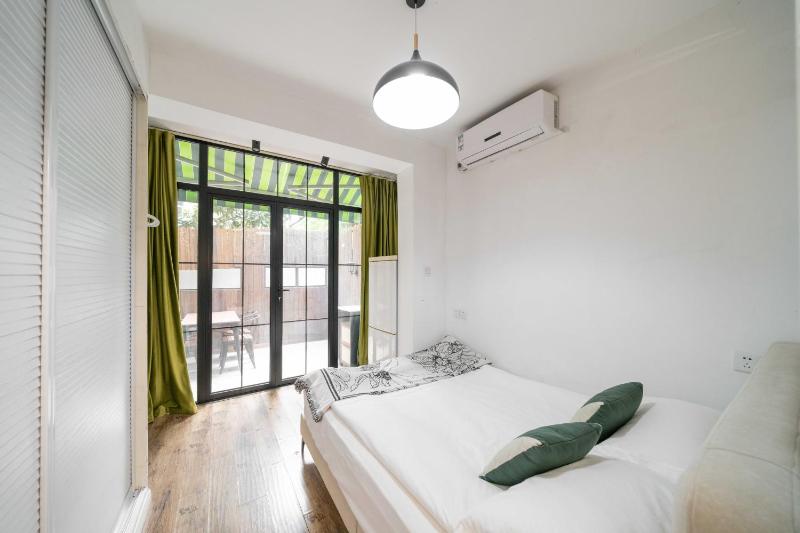 YueYang - Spacious Bright Flat with Private Wooden Courtyard - image 10
