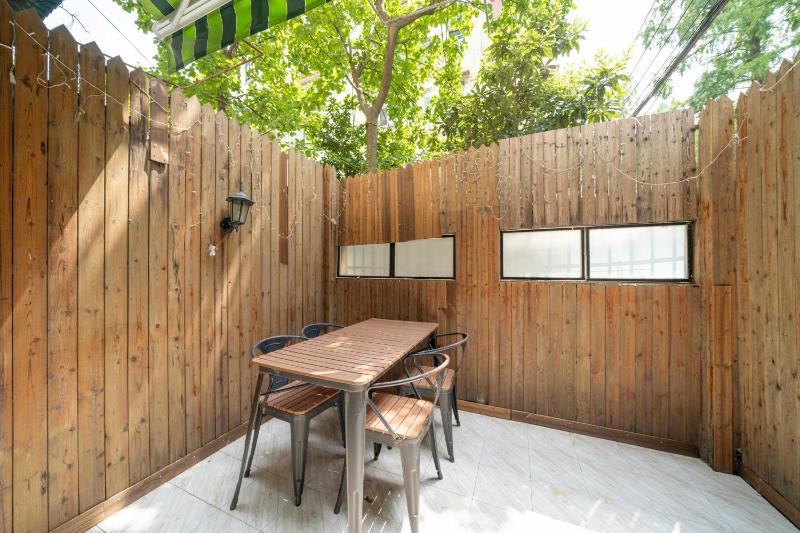 YueYang - Spacious Bright Flat with Private Wooden Courtyard - image 7