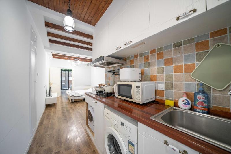 YueYang - Spacious Bright Flat with Private Wooden Courtyard - image 11