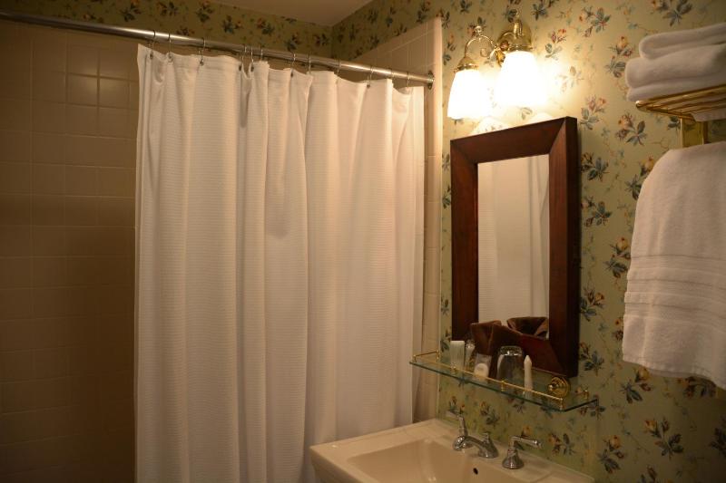 Standard Double Room - Thompson House image 3