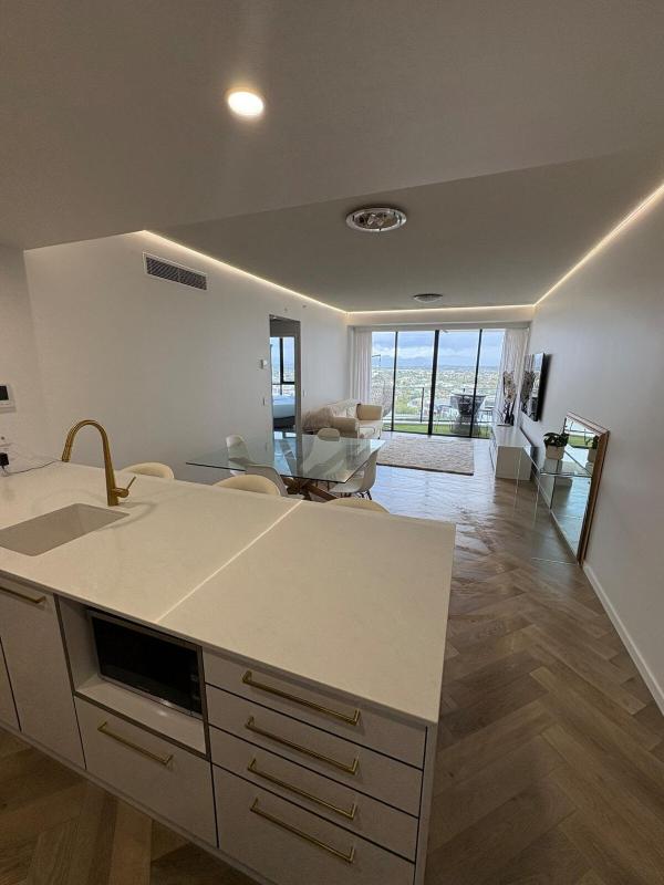 Broadbeach Skyline 3 Bedroom Retreat - image 11