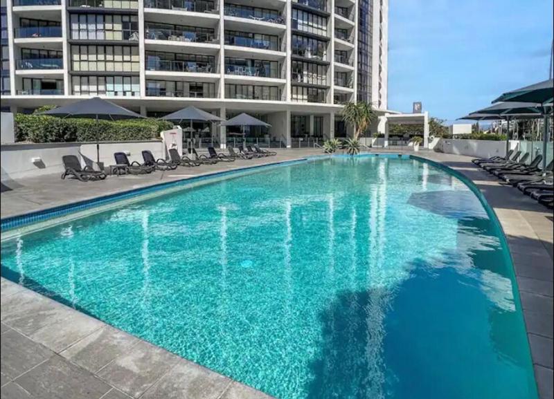 Broadbeach Skyline 3 Bedroom Retreat - image 10
