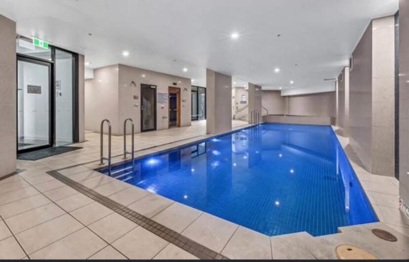 Broadbeach Skyline 3 Bedroom Retreat - image 12