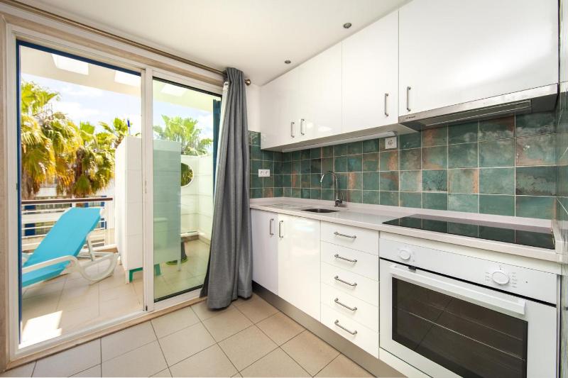 B06 - Top-Floor Marina 2 Bed Apartment - image 15