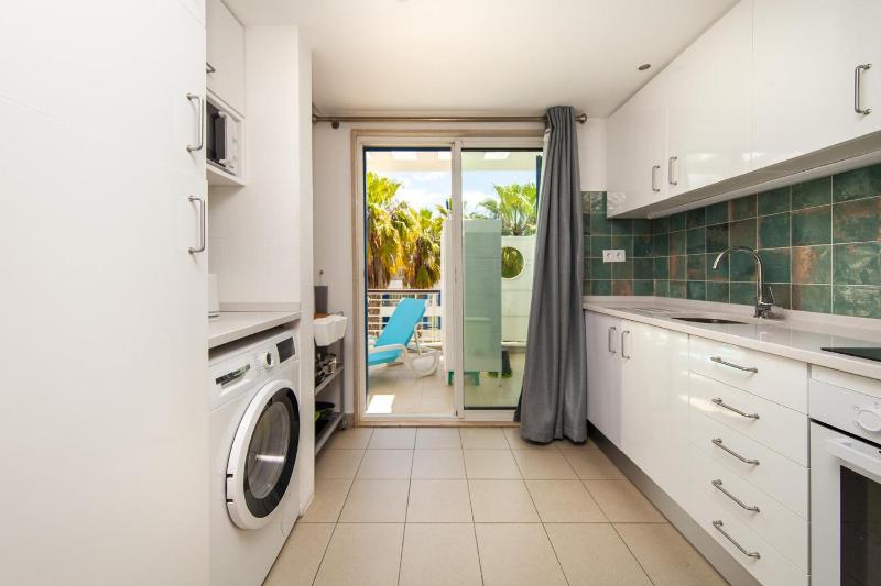 B06 - Top-Floor Marina 2 Bed Apartment - image 6