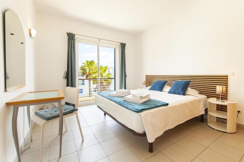B06 - Top-Floor Marina 2 Bed Apartment - image 11