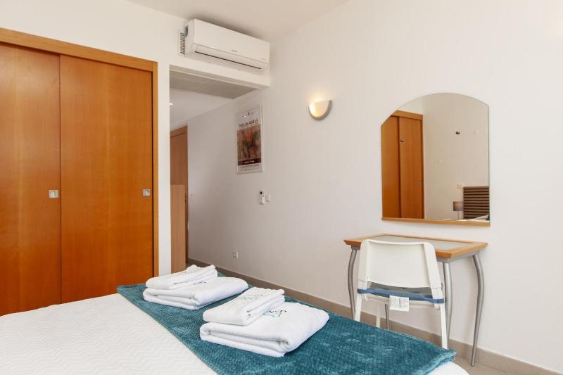 B06 - Top-Floor Marina 2 Bed Apartment - image 14