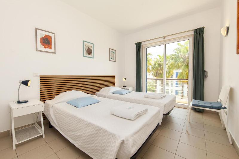 B06 - Top-Floor Marina 2 Bed Apartment - image 7