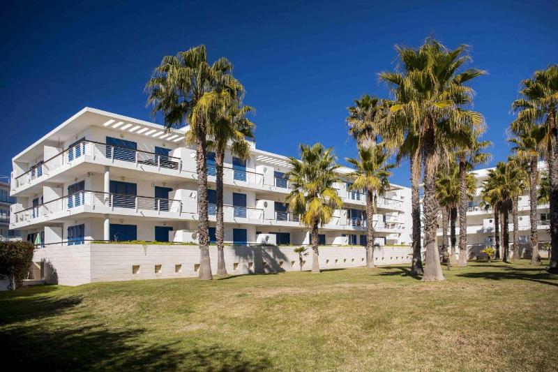 B06 - Top-Floor Marina 2 Bed Apartment - image 10