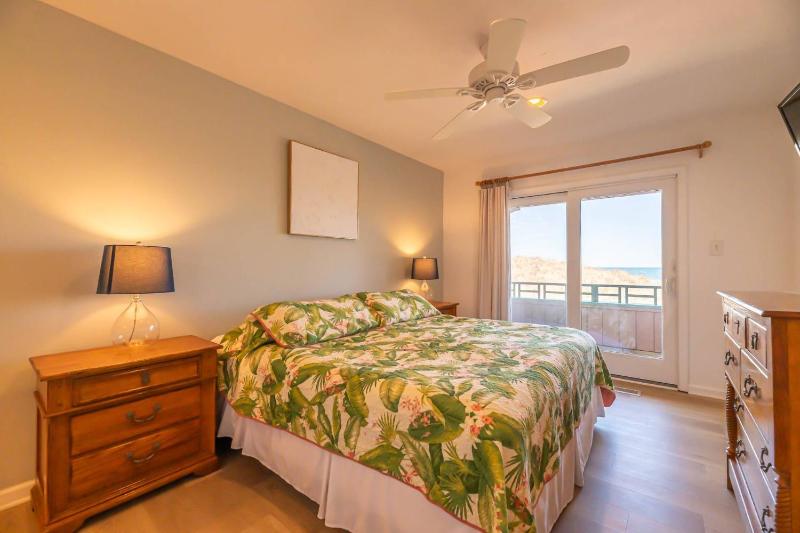 Still Salty - Nags Head MP 11 Oceanfront Ocean View Pool Tiki Bar Hot Tub Pets OK Flex Stays - image 25