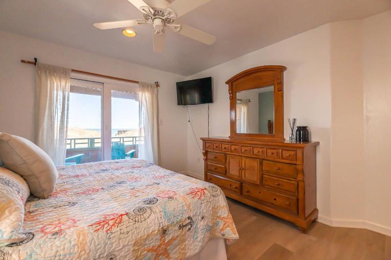 Still Salty - Nags Head MP 11 Oceanfront Ocean View Pool Tiki Bar Hot Tub Pets OK Flex Stays - image 24