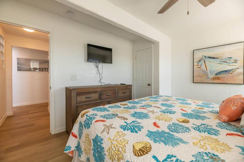 Still Salty - Nags Head MP 11 Oceanfront Ocean View Pool Tiki Bar Hot Tub Pets OK Flex Stays - image 26