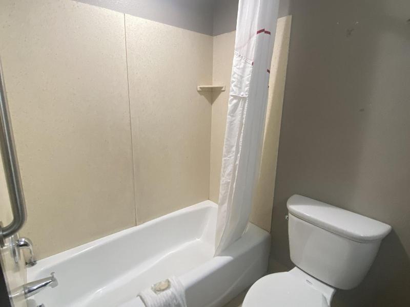 Red Roof Inn Pittsburgh - McKnight Rd - image 10