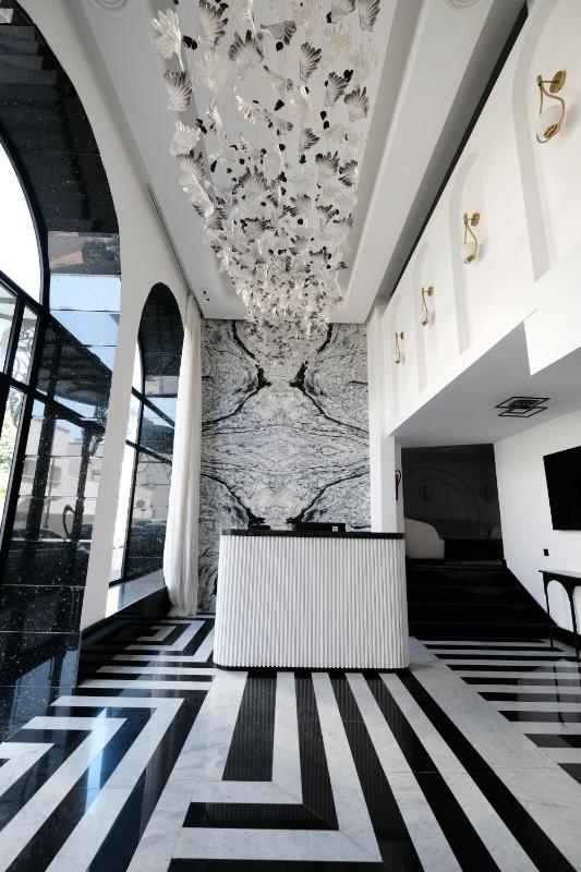 Chic Hotel - image 1